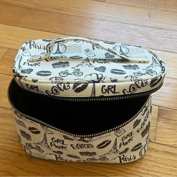 Paris MakeUp Bag - Picture 6 of 9